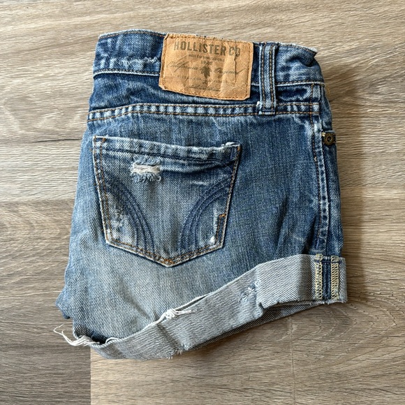 Hollister pacific merchants jean shorts used it good condition, size 0. - Picture 4 of 10